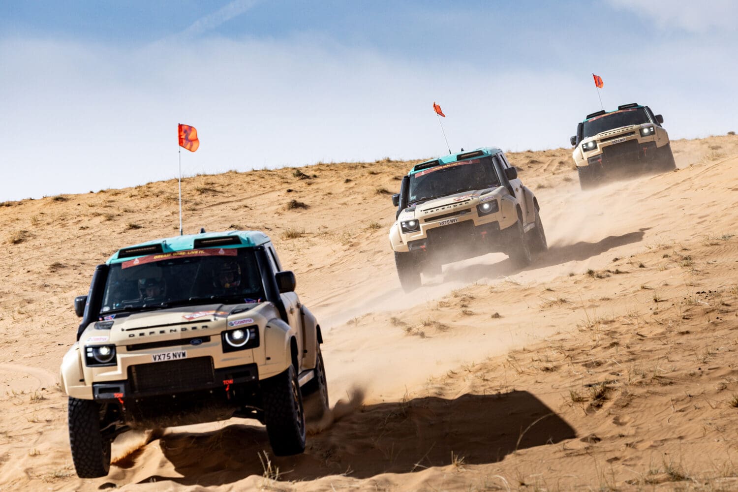 DEFENDER_RALLY_FULL_TEAM_DAKAR2026_STAGE6_CREDIT_PawelStarzyk_Riad-1500x1000