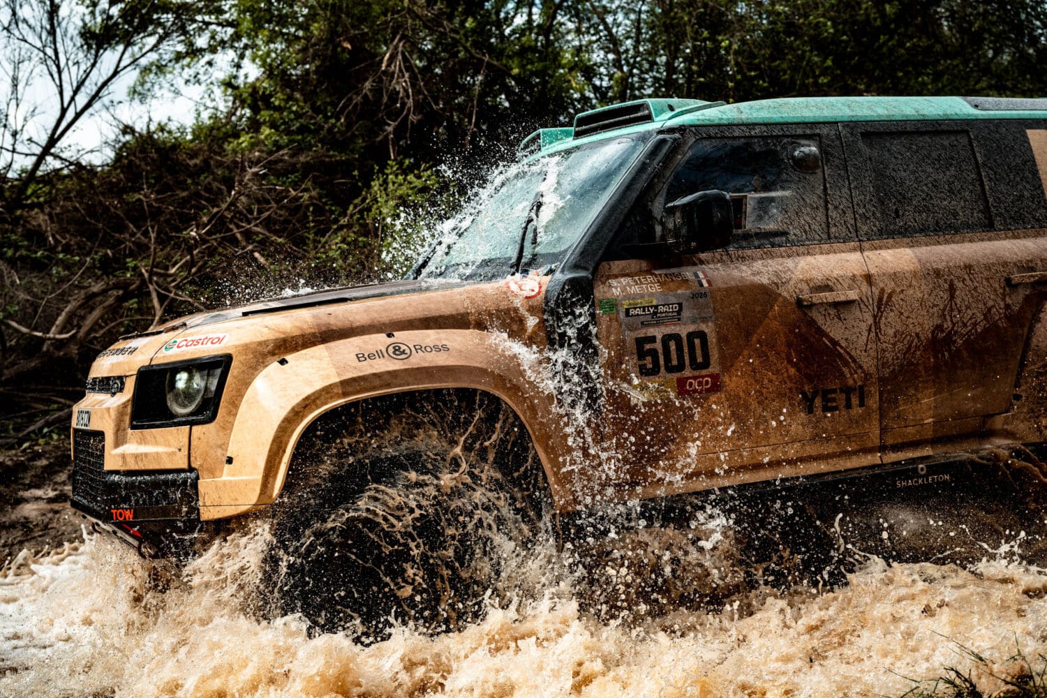 DEFENDER_RALLY_PORTUGAL_STEPHANE_PETERHANSEL_500_STAGE1__CREDIT_MatteoGebbia_Edophoto-1500x1000